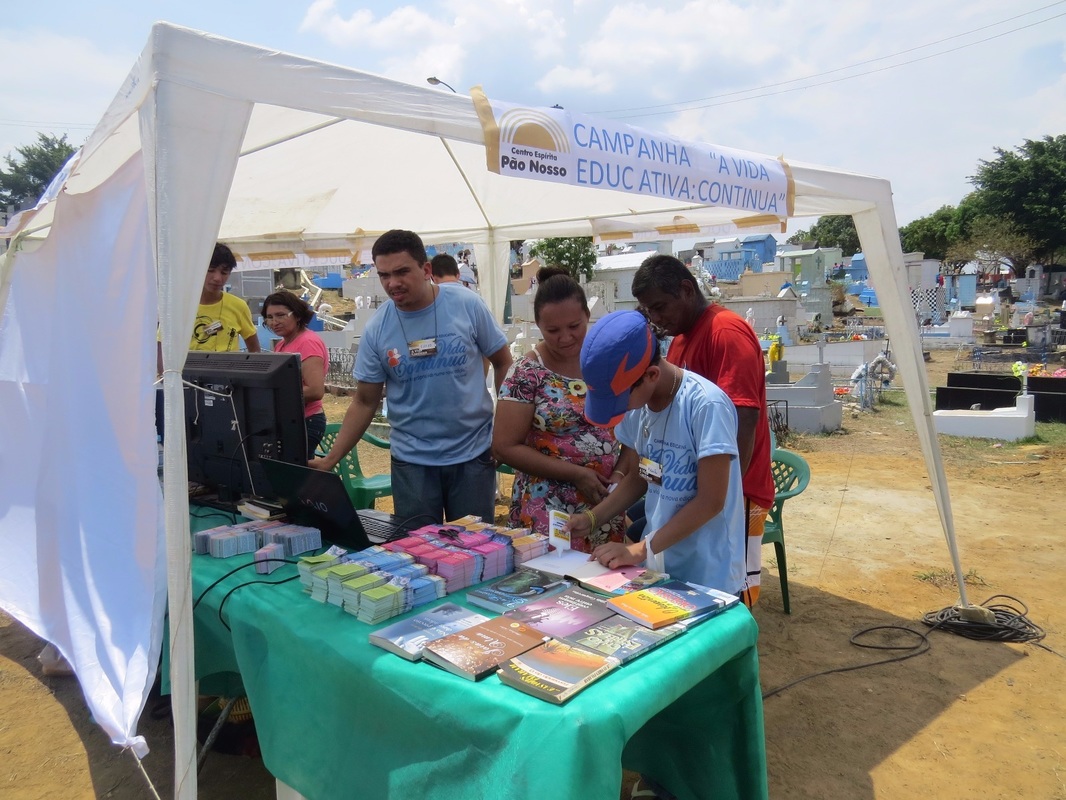 Estrutura de campanha educativa do Pão Nosso com livros e materiais de divulgação