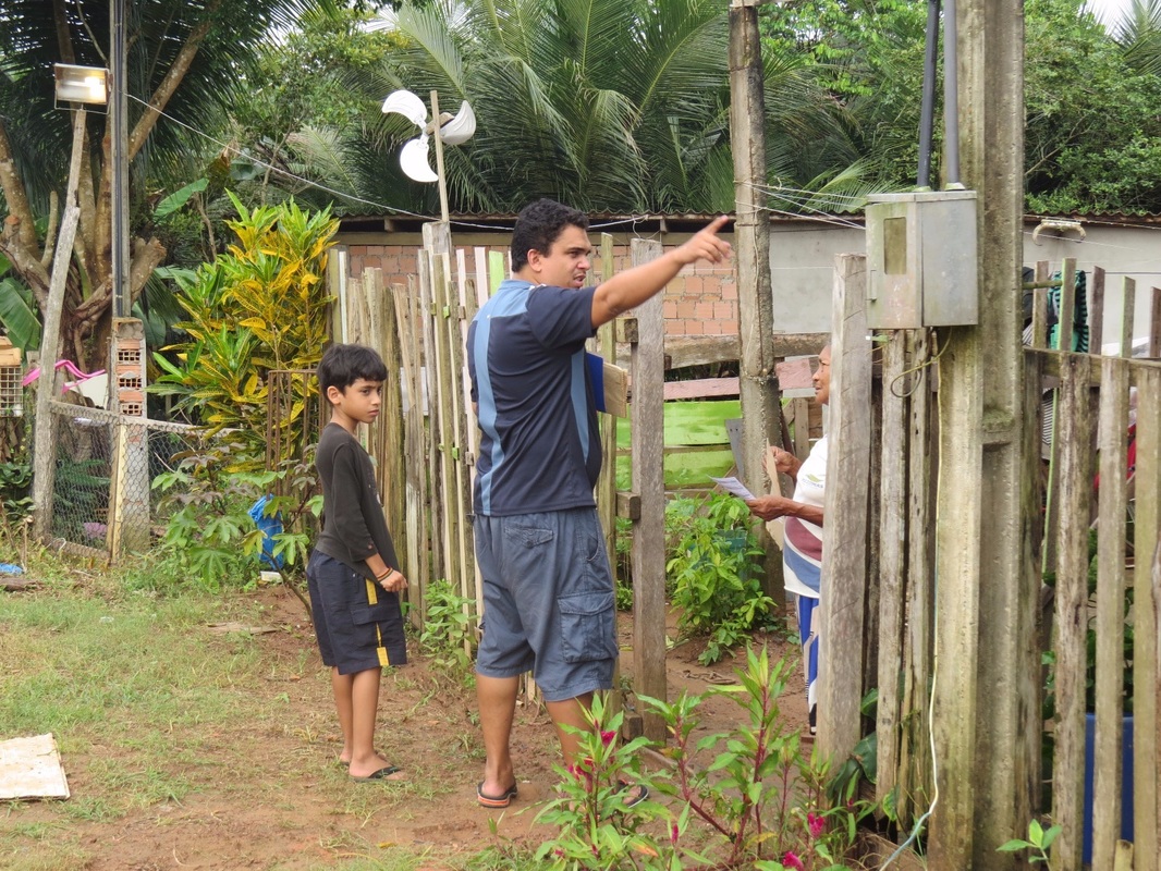 Trabalhadores em atividade de divulgação junto à comunidade