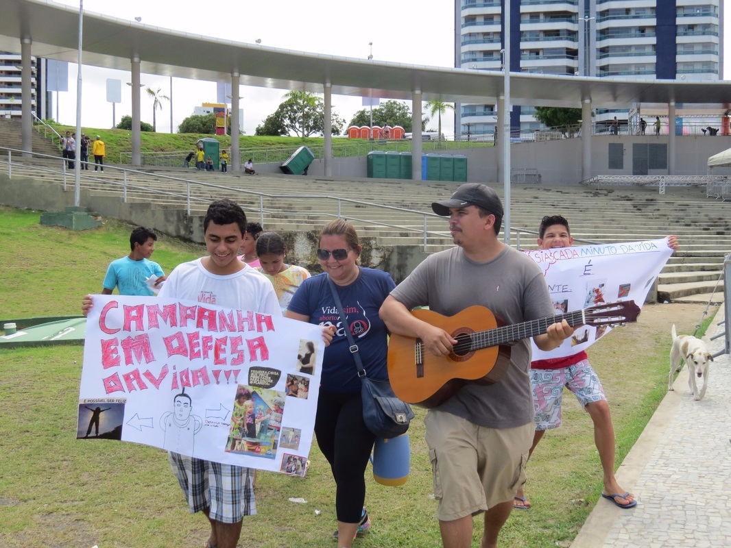 Trabalhadores participando de campanha educativa em espaço público